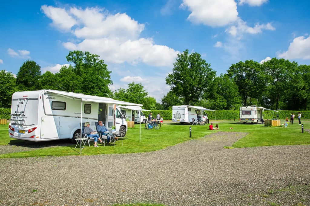 camper en kampeerplaatsen paarden vakantie